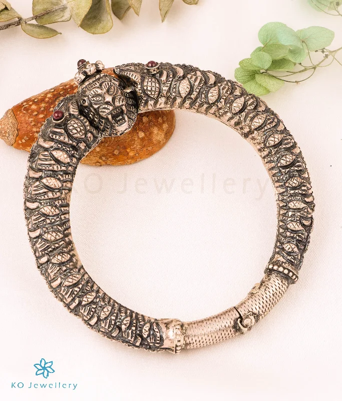 Tight clasp bangles-The Simhada Antique Silver Lion Kada (Oxidised/Size 2 & 2.4)