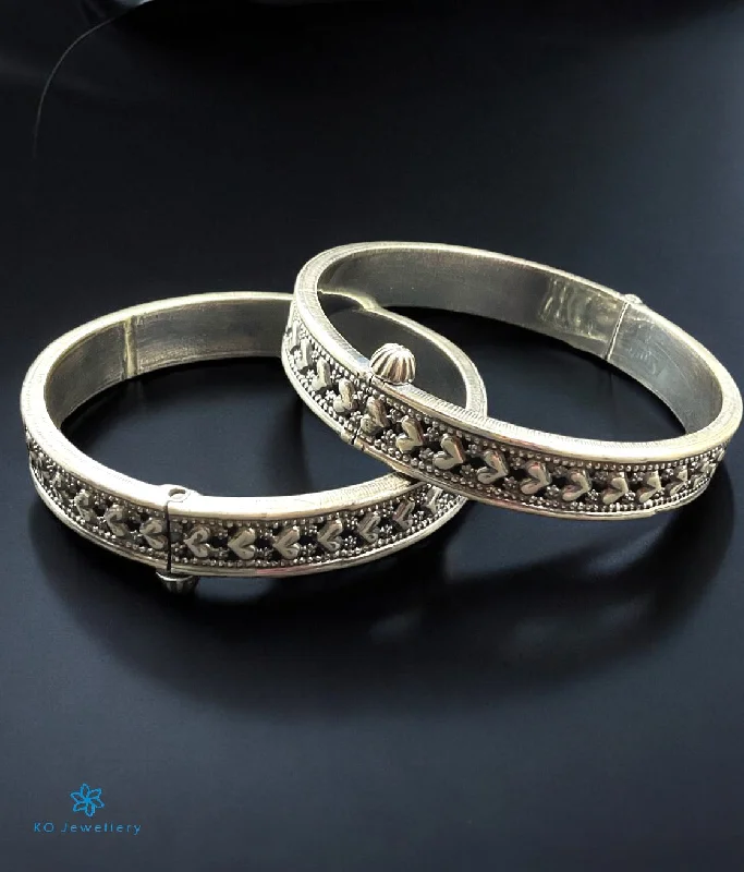 Sleek gem bangles-The Yudhvan Silver Antique Openable Bracelet (Oxidised/Size/2.2/2.4/2.6/2.8)